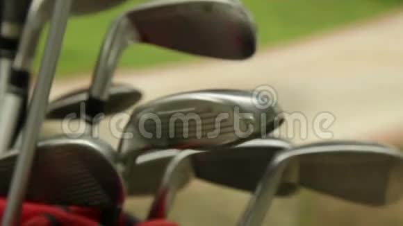 高尔夫球推杆装在高尔夫球袋里视频的预览图