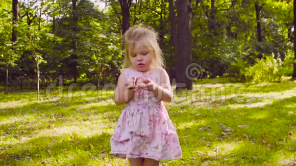 公园里一个女孩在吃石榴石视频的预览图