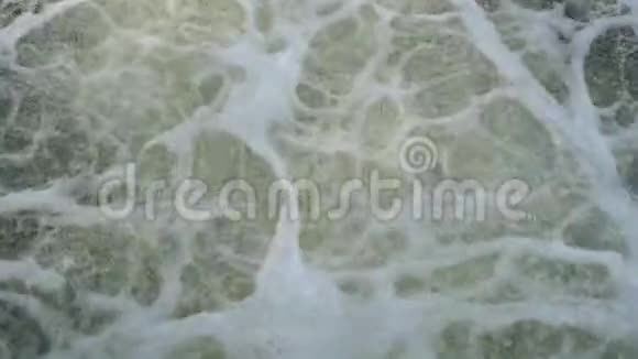水质地中的空气气泡河流在堰上户外背景视频的预览图