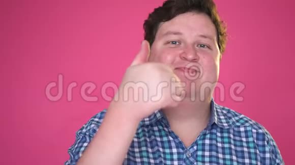 男人竖起大拇指他喜欢一切粉色屏幕视频的预览图