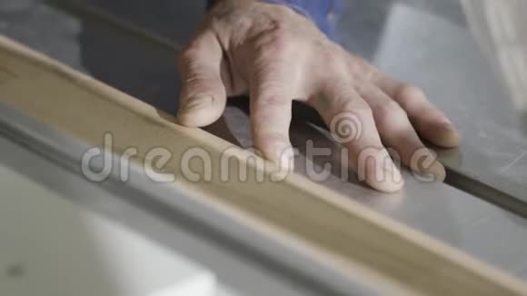 锯床上切割木板的特写行动带有圆锯切割木板的工业机器工人视频的预览图