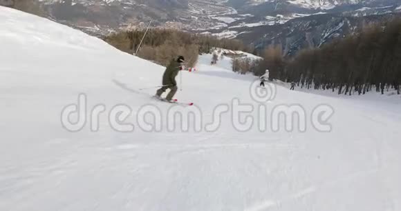 在大雪纷飞的阿尔卑斯山滑雪一群朋友视频的预览图