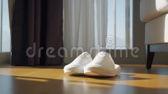 木地板上的白色拖鞋视频的预览图
