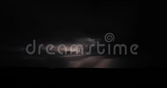 夜间风暴云中闪电时间流逝视频的预览图