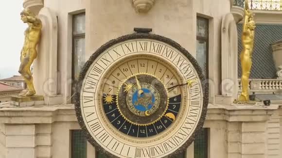 巴统天文钟位于欧洲广场一角旅游业视频的预览图