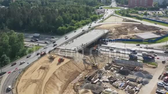 在繁忙的公路上建造公路交叉口的鸟瞰图视频的预览图