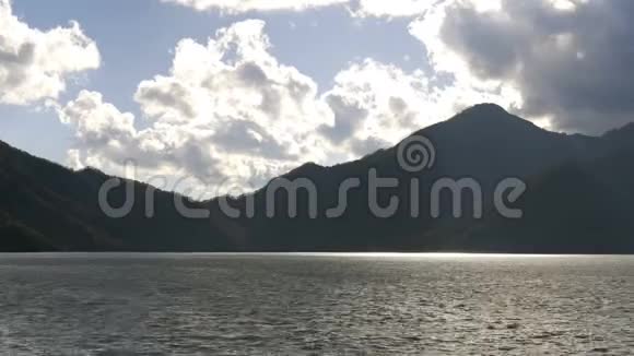 美丽的山和湖有阳光视频的预览图