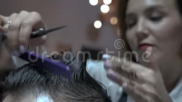 女孩理发师做一个时尚的理发视频的预览图