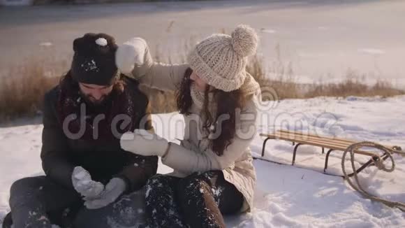 在冬季户外玩得开心的情侣视频的预览图