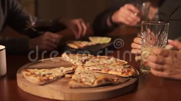 桌子上贴着披萨眼镜人们坐在椅子上视频的预览图
