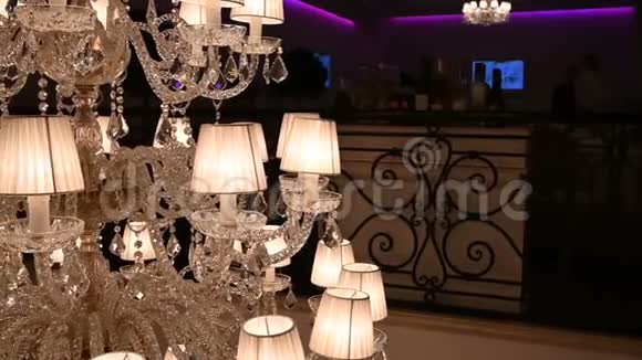 别致的餐厅或音乐厅里非常昂贵的吊灯奢侈生活的概念视频的预览图
