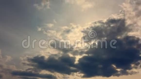 日落时分深蓝色的天空奔雷的云雨的云视频的预览图