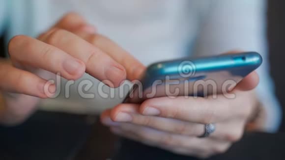 女性双手拿着智能手机在手中特写视频的预览图