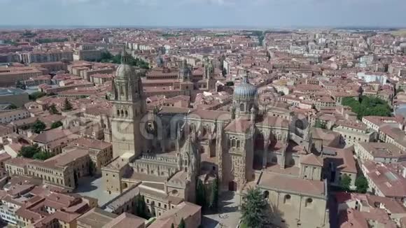 西班牙萨拉曼卡周围的老教堂和景观鸟瞰图视频的预览图