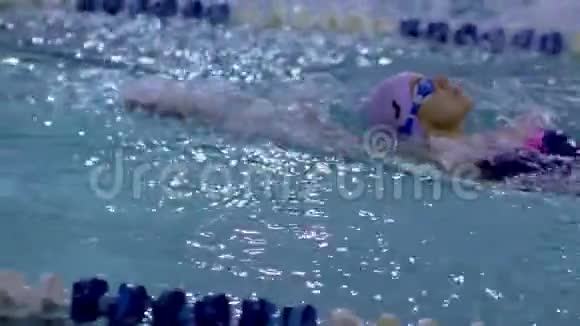 一个运动员一个女人游泳的风格爬在他的背上视频的预览图