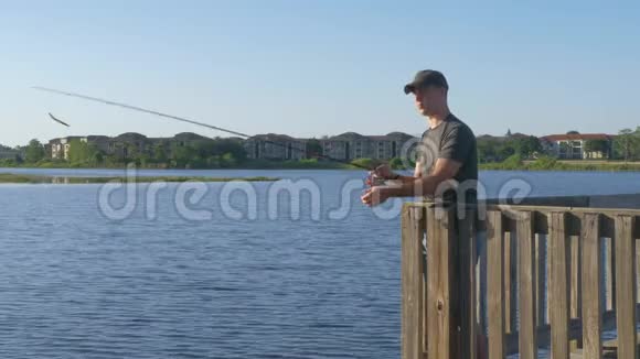 渔民在湖水或河水中投鱼竿视频的预览图