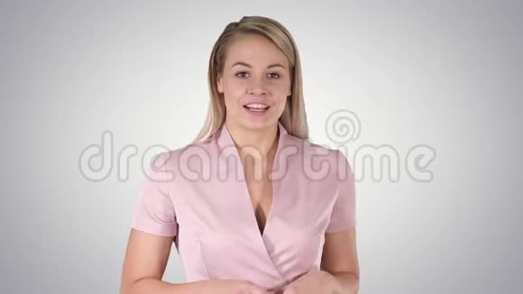 穿粉色衣服的女人在渐变背景下和镜头说话视频的预览图