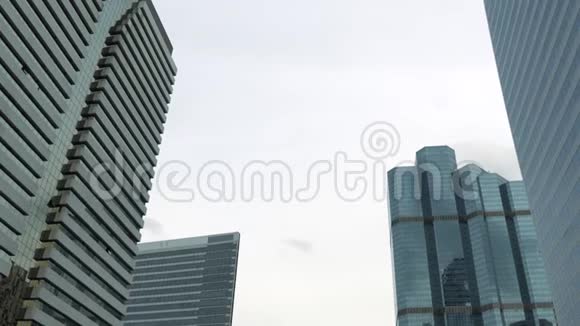 城市建筑中摩天大楼的玻璃立面视频的预览图