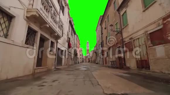 Chroma键代替了古城街道上的天空视频的预览图
