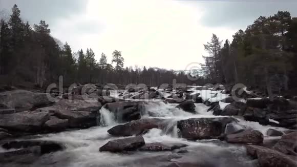 空中观景挪威石岩山中的小瀑布河视频的预览图