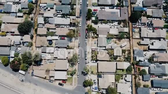 美丽的空中无人机飞越拍摄的美国郊区住宅区和平的邻里在一个阳光明媚的日子视频的预览图