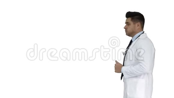 走路的男医生在白色背景上经过视频的预览图