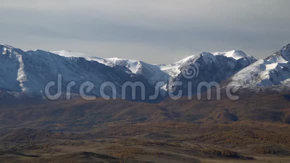 美丽的全景拍摄雪山阿尔泰山峰视频的预览图