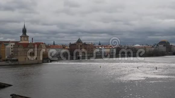 从查尔斯桥拍摄的布拉格天际线未升级的PAN视频的预览图