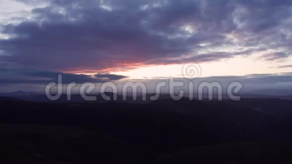 英国风景山上的戏剧性日出云视频的预览图