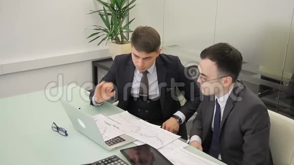 商务经理建议客户在办公桌上进行财务分析视频的预览图