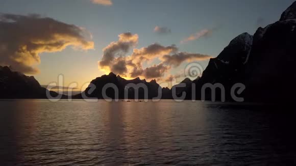挪威LofotenReine日落光线空中无人机视频视频的预览图