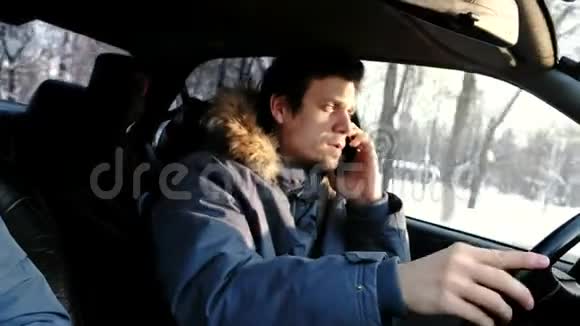 危险驾驶男人开车用手机骂人侧视图视频的预览图