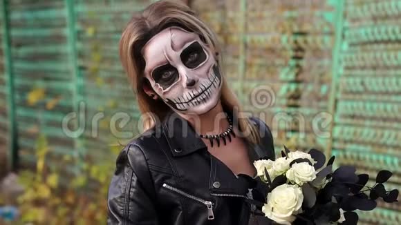 可怕的新娘带着一束黑色的花以头骨的形式化妆视频的预览图