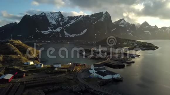 挪威LofotenReine日落光线空中无人机视频视频的预览图