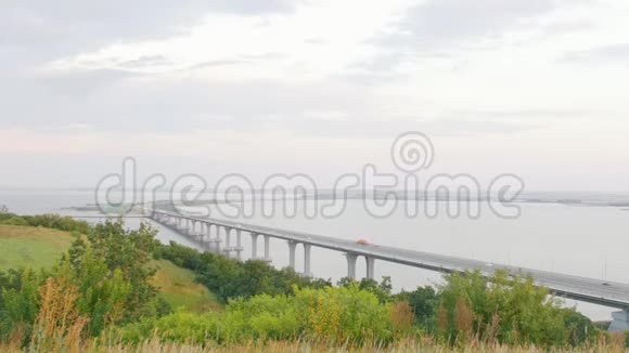 在一座横跨宽阔河流的大桥上灰色的天空视频的预览图