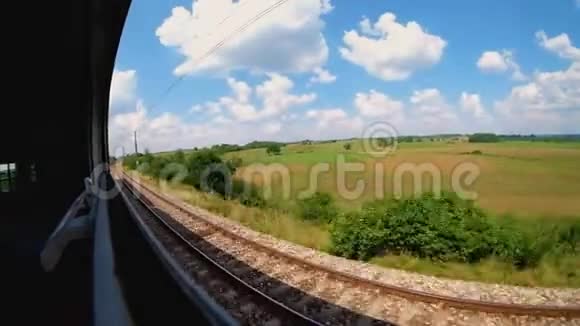 在阳光明媚的夏日从火车的窗口观看宽角度视频的预览图