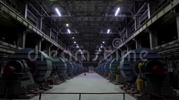 生产通风系统的工业车间或机库金属制品厂抽象背景视频的预览图