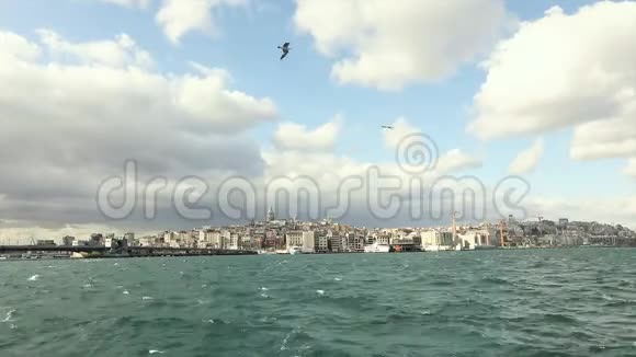伊斯坦布尔老城区的海岸加拉塔塔和加拉塔大桥合二为一视频的预览图