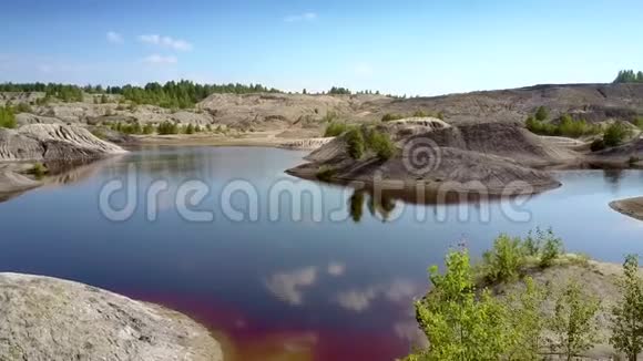 湖镜反映了岛上的蓝天和树木视频的预览图
