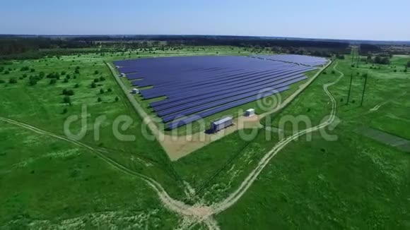 太阳能电池能源农场在农村景观生态发电厂空中作业视频的预览图