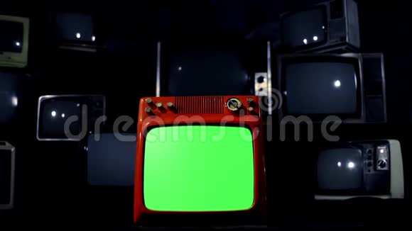旧的红色电视绿色屏幕与许多电视蓝色钢调褪色为黑色视频的预览图