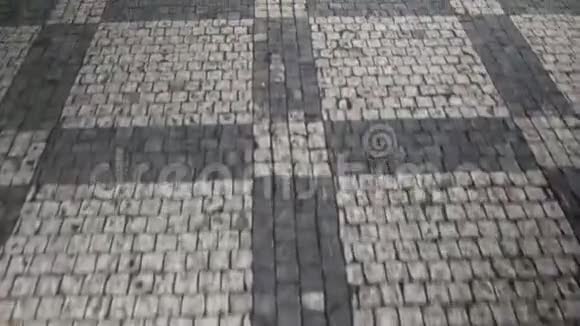 穿过布拉格街道上的石块视频的预览图