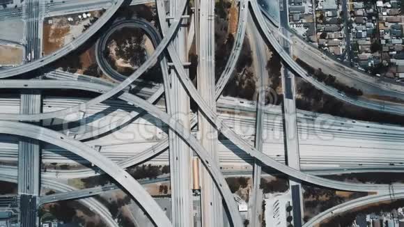令人惊叹的空中锁定视图的汽车通过大型复杂的公路交汇处在洛杉矶美国视频的预览图