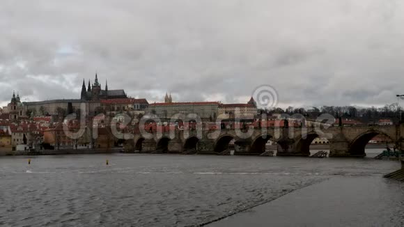 未分级剪辑的黑暗多云风暴视图布拉格城堡和查尔斯桥视频的预览图