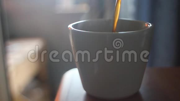 把咖啡倒进杯子里视频的预览图