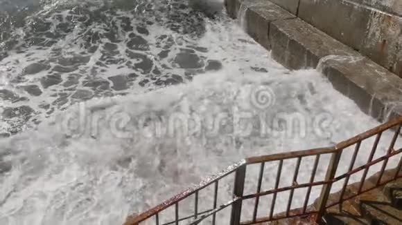 海上风暴大浪在岩石海岸上破碎视频的预览图