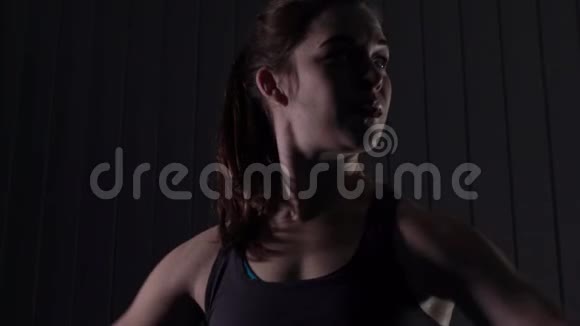 穿运动衣的女人做护肩运动视频的预览图