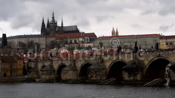 捷克共和国布拉格的一座暴风雨般多云的城堡和查尔斯桥视频的预览图
