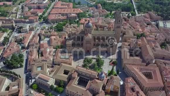 西班牙萨拉曼卡周围的老教堂和景观鸟瞰图视频的预览图
