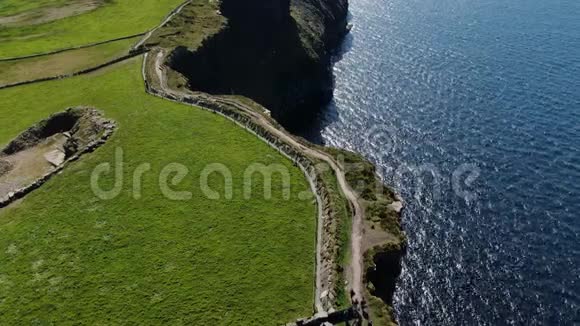 从空中无人机拍摄的摩赫海岸漫步悬崖视频的预览图